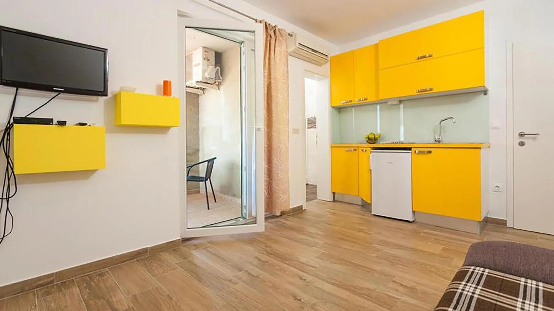 Lovely Apartment In Povljana With Kitchen